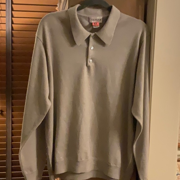 Beautiful mens Italian wool button neck sweater.Beautiful and soft.Grayish.